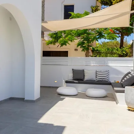 Rose By The Sea Villa *