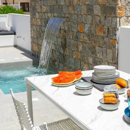 Rose By The Sea Πρωταράς