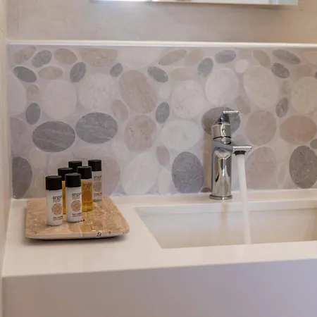 Rose By The Sea فيلة