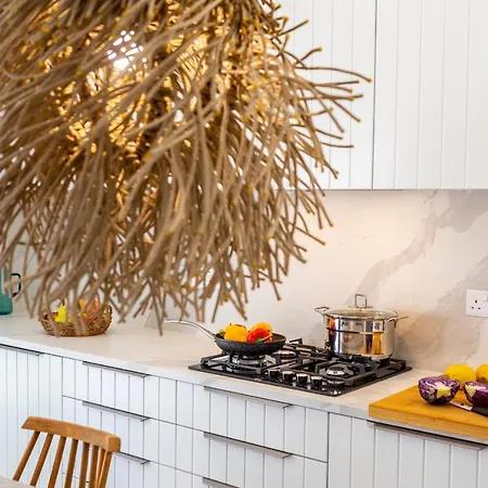 Rose By The Sea Протарас