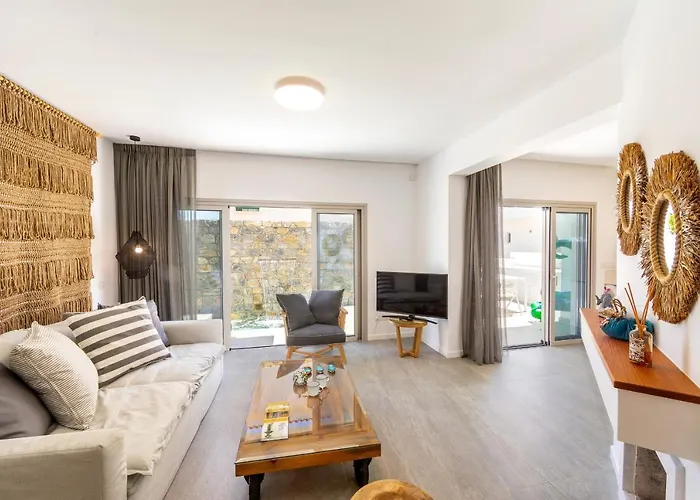 Rose By The Sea Villa *